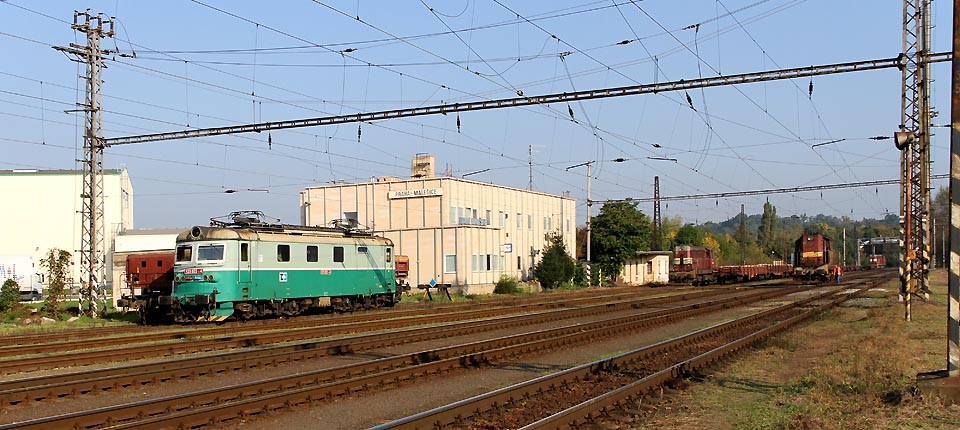 Moderní staniční budova a západní část kolejiště malešické stanice (pohled z jihu).