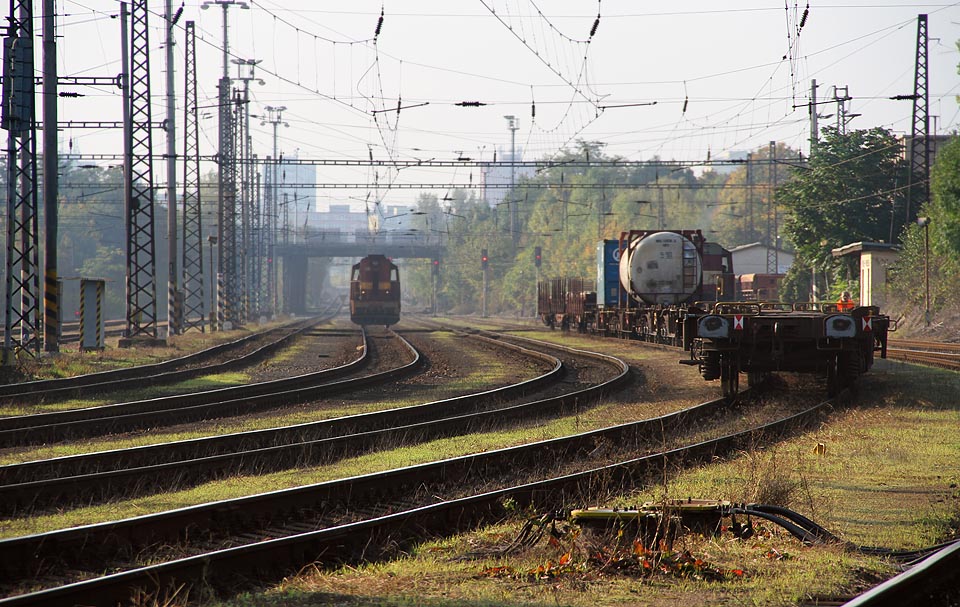 Pohled na západní část kolejiště stanice Praha-Malešice ze severního zhlaví.