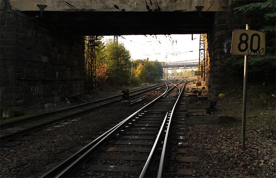 Nadjezd Heldovy ulice nad severním zhlavím stanice Praha-Malešice.
