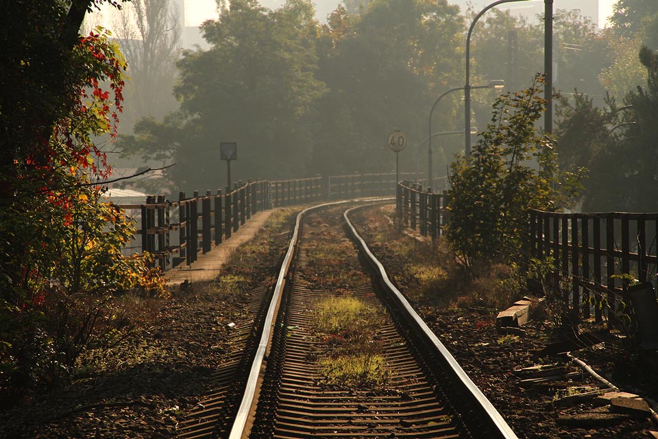 Železniční trať 941 z <a href=/Tema/Praha-%C5%BDi%C5%BEkov%20%28n%C3%A1kl%29>nákladiště Praha-Žižkov</a> těsně před stanicí Praha-Malešice.