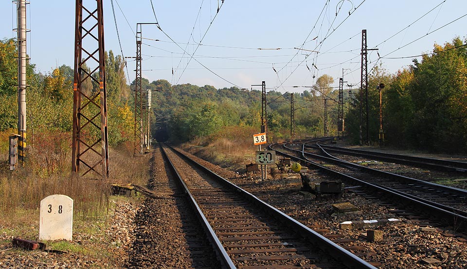 Ze severního zhlaví stanice Praha-Malešice vychází tři tratě. Kromě východní do <a href=/Tema/Praha-B%C4%9Bchovice%20%28%C5%BEst%29>Prahy-Běchovic</a> a západní do <a href=/Tema/Praha-%C5%BDi%C5%BEkov%20%28n%C3%A1kl%29>Prahy-Žižkova</a> také prostřední spojovací kolej procházející Malešickým tunelem z roku 1919 do <a href=/Tema/Praha-Libe%C5%88%20%28%C5%BEst%29>Prahy-Libně</a>.