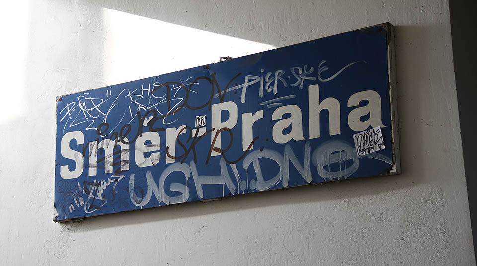 Některé nápisy v největším českém městě zůstávají dále záhadou. Třeba cedule směr Praha umístěná v Praze. Zvlášť, když jedním směrem odsud dojedete do <a href="/Tema/Praha-Radotín (žst)">Prahy-Radotína</a>, druhým do <a href="/Tema/Praha-Smíchov (žst)">Prahy-Smíchova</a> a třetím do <a href="/Tema/Praha-Krč (žst)">Prahy-Krče</a>. Užitečná cedule!