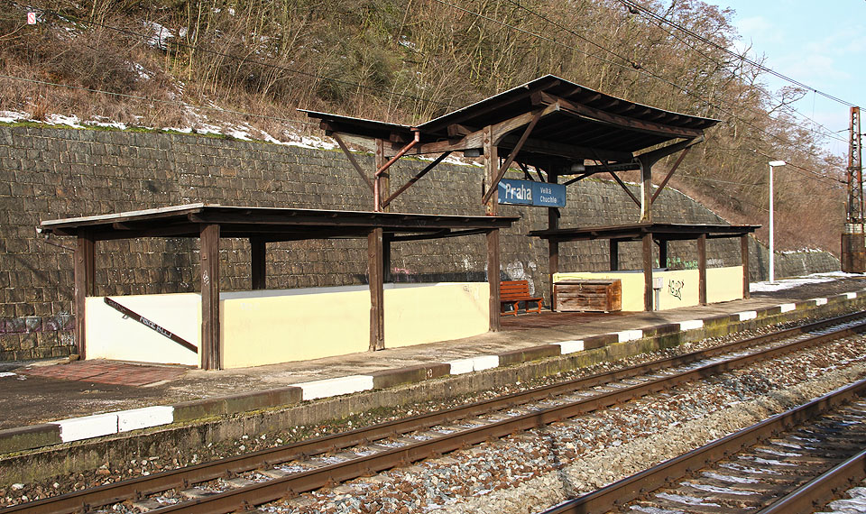 Ozdobou zastávky je schodiště vedoucí z podchodu na ostrovní nástupiště provedené jako stavba z hrázděného zdiva.