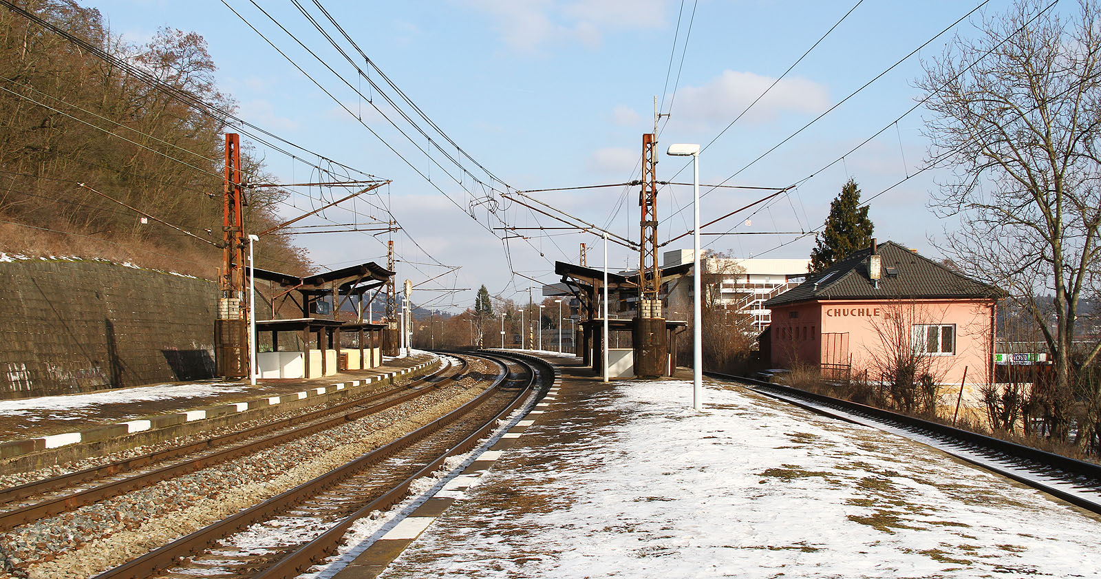 Frekvence cestujících nastupujících a vystupujících ve Velké Chuchli není z největších ve všední dny ani o víkendu.