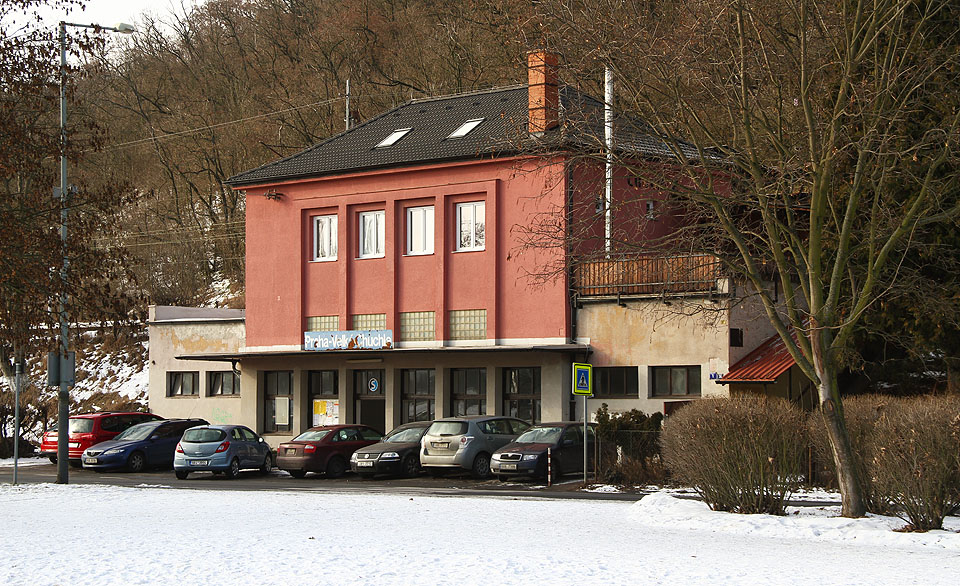 Od roku 1968 se zastávka nachází na území <a href="/Tema/Praha">Prahy</a>, některé nápisy jsou takjiž 50 let zastaralé.