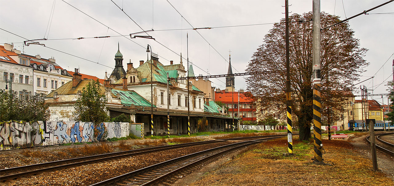 Výhybna ze strany od kolejí. Brána mezi dvěma prolínajícími se světy - železnicí a zbytkem planety - je toho času uzavřená.