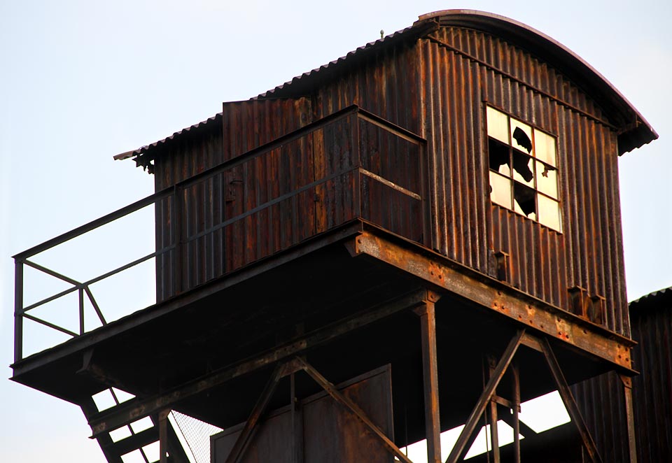 Kdo bydlí v domečku výtahové strojovny? Jak se usíná ve větru a probouzí ve slunečních paprscích vysoko nad Žižkovem?