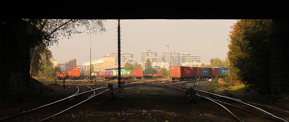 Pohled na kolejiště stanice pod nadjezdem ulice U Nákladového nádraží.