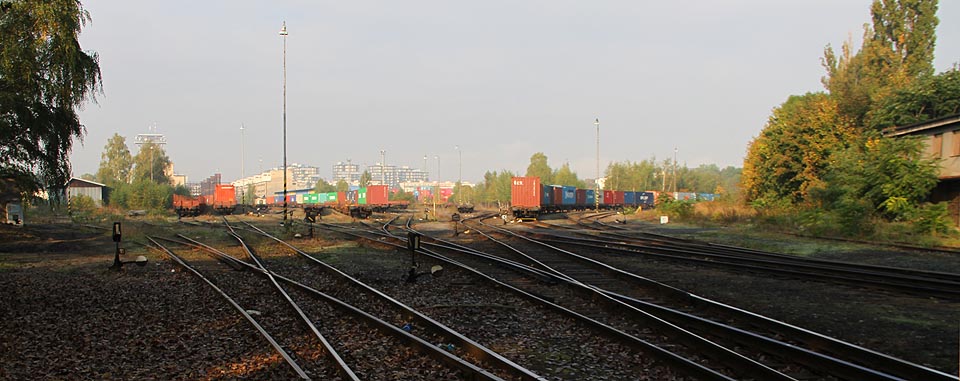 Kolejiště je tvořeno třemi skupinami - jižní, v roce 2014 nevyužívanou, střední mezi obdivuhodnými budovami trojpatrových skladišť a severní, která je využita jako kontejnerový terminál.