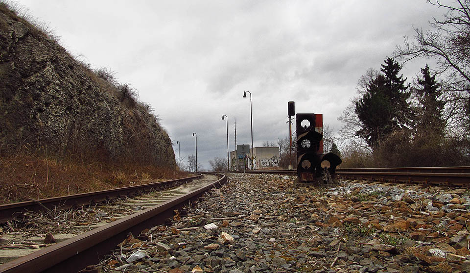 Z návěstidel ve stanici zbylo jen to, co nešlo vůbec odšoubovat ani rozbít. Pohled na severovýchod.