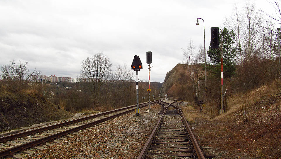 Krátká slepá (skoro odvratná) kolej na jihozápadním zhlaví na pokraji zániku. Odsud trať začíná prudce klesat k pražskému Semmeringu.