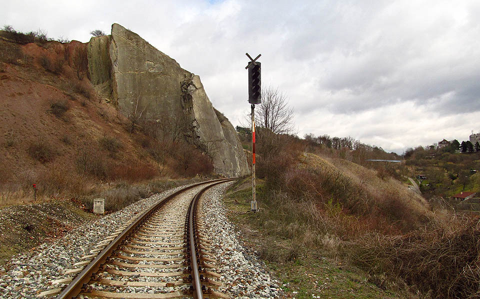 Pětiznakové vjezdové návěstidlo od jihozápadu působí na první pohled mohutně. Díky zlodějům kovů se ale povážlivě houpá v poryvech větru a jednou bude možná příčinou tragédie.
