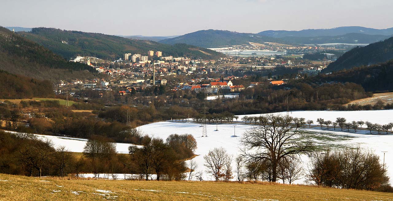 Pohled na Předklášteří ze strání nad <a href=/Tema/Doln%C3%AD%20Lou%C4%8Dky>Dolními Loučkami</a> s městem <a href=/Tema/Ti%C5%A1nov>Tišnovem</a> v pozadí.