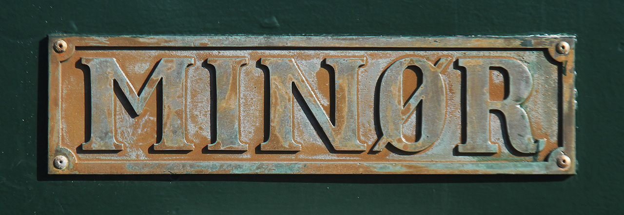 Islandština písmeno ø podobně jako čeština nezná. Jde o jasný odkaz na dánské působení stroje před rokem 1913.