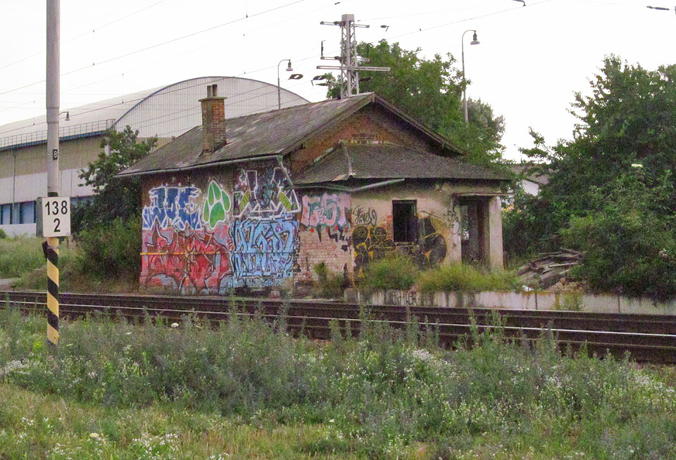 Drážní domek č. 53 a hektometrovník označující km 138,2 poblíž jižního zhlaví <a href="/Tema/Brno jih (žst)">stanice Brno jih</a> v létě roku 2014. Drážní domek č. 53 a hektometrovník označující km 138,2 poblíž jižního zhlaví <a href="/Tema/Brno jih (žst)">stanice Brno jih</a> v létě roku 2014.