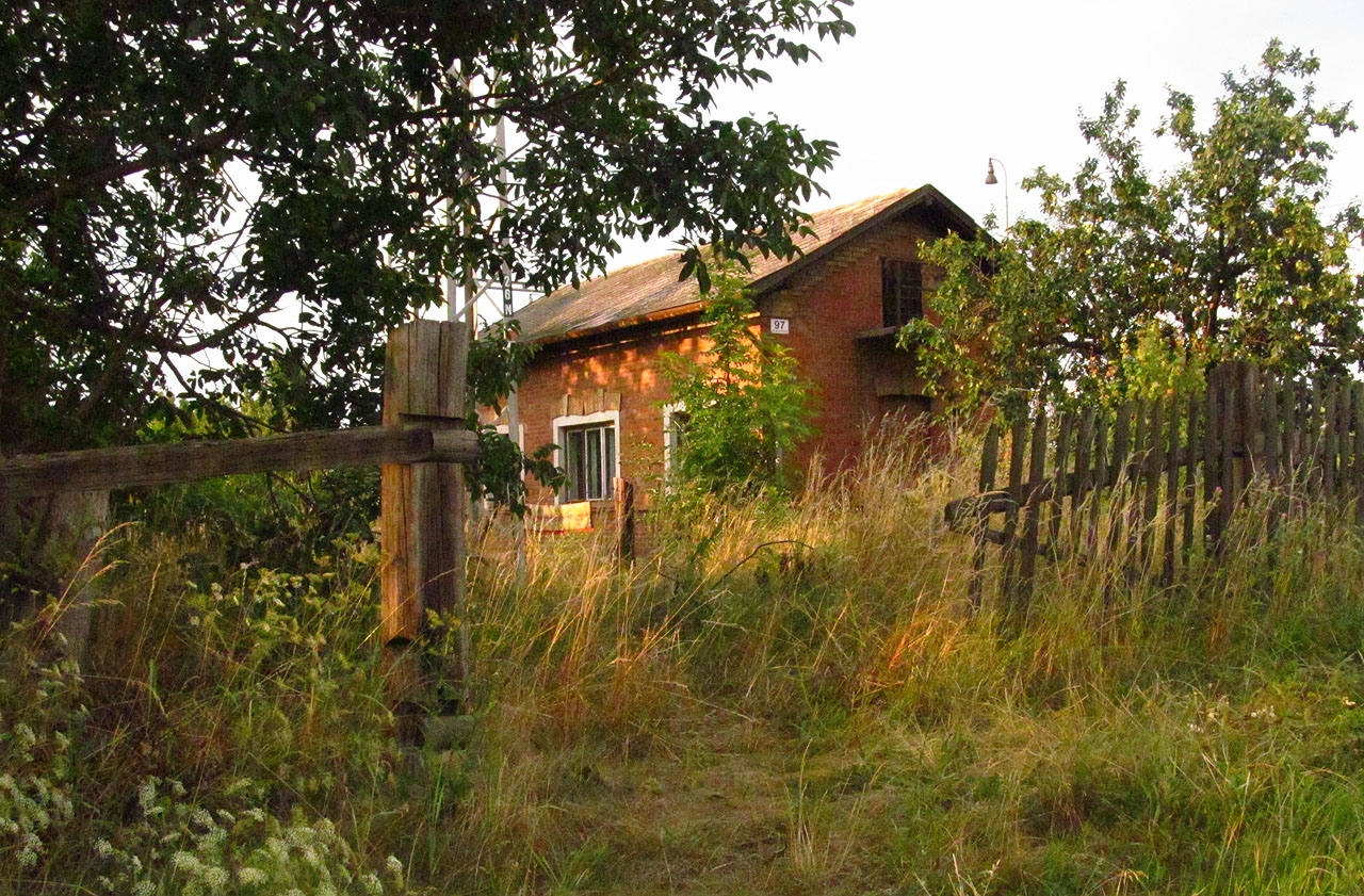 Při pohledu od jihozápadu se v roce 2014 strážní domek jevil jako oáza klidu a míru. Fotografie však klame: jen stěží si lze představit klidný život v těsné blízkosti železničního koridoru, po kterém burácí vlak každých pár minut, skřípání posunu z nádraží Brno jih, neustávajícího vyzvánění závor a hukotu z továrny, která se nachází jen pár desítek metrů od západní stěny domku. Tohle kdysi klidné místo bylo už před léty odsouzeno k věčnému šumu a huku. Při pohledu od jihozápadu se v roce 2014 strážní domek jevil jako oáza klidu a míru. Fotografie však klame: jen stěží si lze představit klidný život v těsné blízkosti železničního koridoru, po kterém burácí vlak každých pár minut, skřípání posunu z nádraží Brno jih, neustávajícího vyzvánění závor a hukotu z továrny, která se nachází jen pár desítek metrů od západní stěny domku. Tohle kdysi klidné místo bylo už před léty odsouzeno k věčnému šumu a huku.