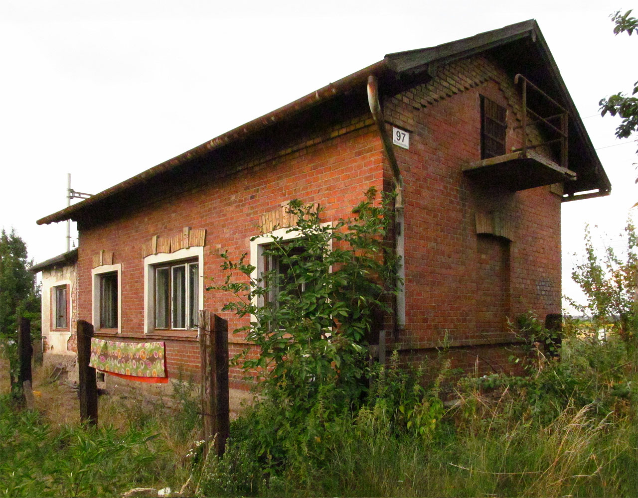 Přese všechna úskalí byl strážní domek až do roku 2014 obýván řádnými a po jejich odchodu krátce také mimořádnými obyvateli. V roce 2015 se ovšem jeho osud naplnil. Poštovní adresa Moravanská 97/96 definitivně zanikla. Přese všechna úskalí byl strážní domek až do roku 2014 obýván řádnými a po jejich odchodu krátce také mimořádnými obyvateli. V roce 2015 se ovšem jeho osud naplnil. Poštovní adresa Moravanská 97/96 definitivně zanikla.