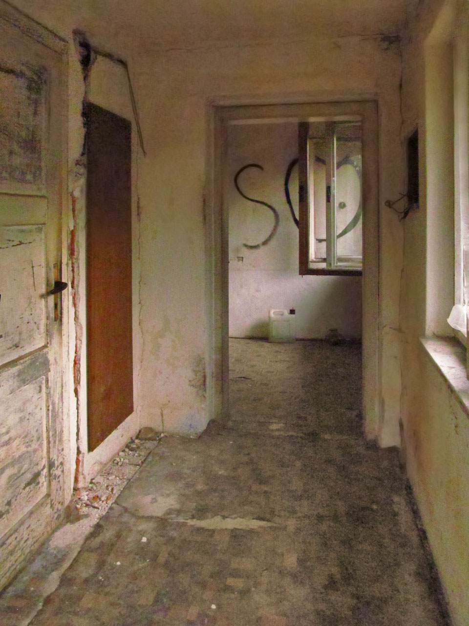 Těsně před demolicí alespoň zběžně nakoukněme do strážního domku, který u dráhy stál možná dokonce celých neuvěřitelných 177 let. Život v tovární čtvrti na samém okraji Brna a v těsné blízkosti frekventované trati musel mít stěží zachytitelné kouzlo. Jenže časy se mění… Těsně před demolicí alespoň zběžně nakoukněme do strážního domku, který u dráhy stál možná dokonce celých neuvěřitelných 177 let. Život v tovární čtvrti na samém okraji Brna a v těsné blízkosti frekventované trati musel mít stěží zachytitelné kouzlo. Jenže časy se mění…