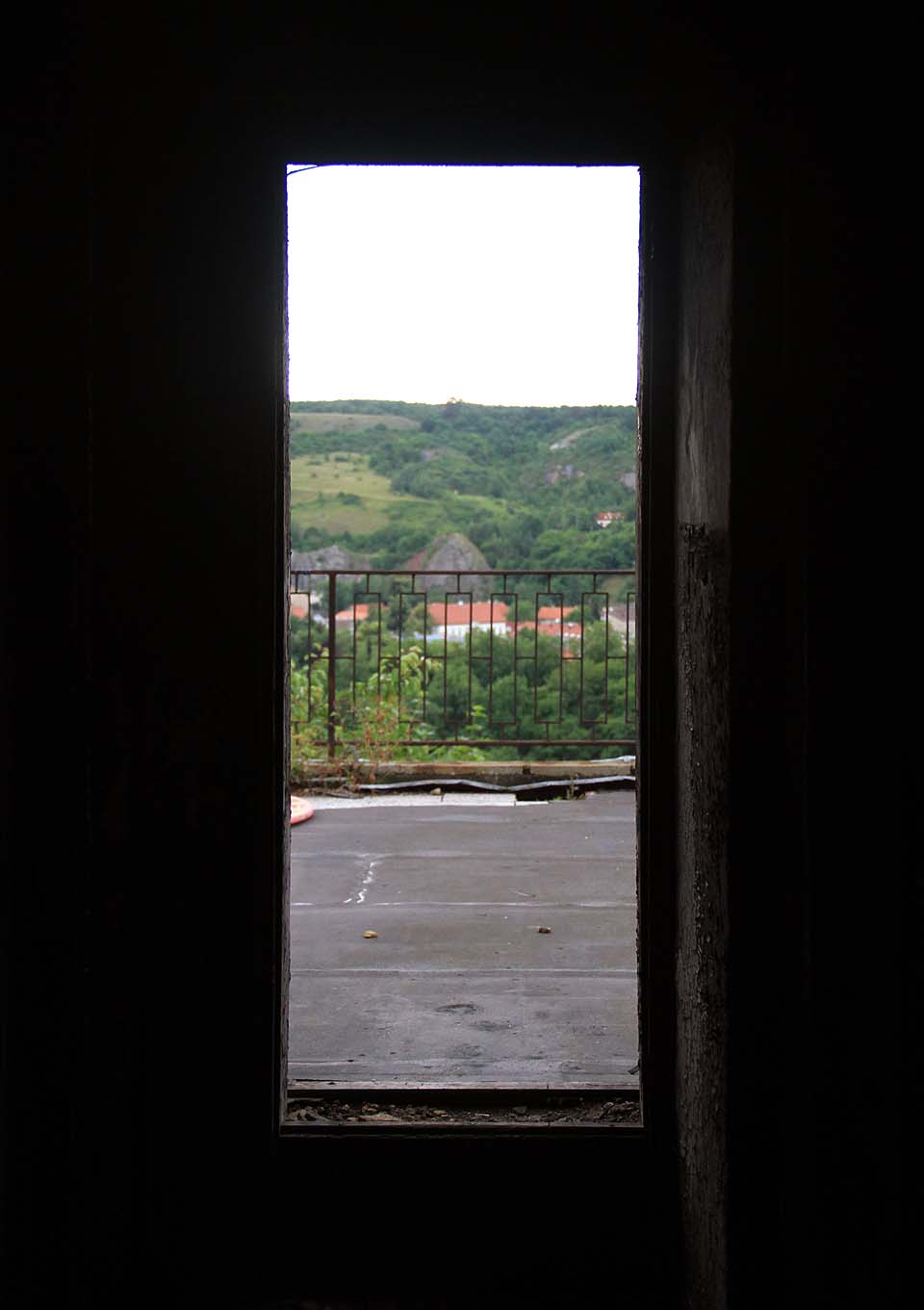 Pohled na skály nad Pražským Semmeringem, nedaleko od místa kde nalezl zkameněliny Joachim Barrande, který dal čtvrti jméno.