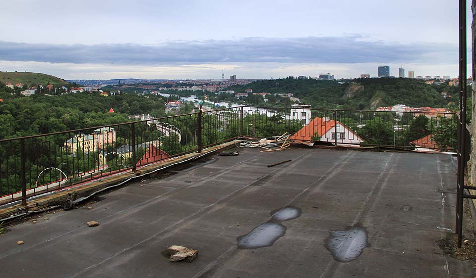 Soumračný pohled z ploché střechy vily patřil k nejhezčím v Praze. Pozorovat odsud šlo vlaky na dvou tratích Pražského Semmeringu, auta na Barrandovském mostě, lodě na Vltavě i tramvaje na estakádě nad Prokopským údolím.