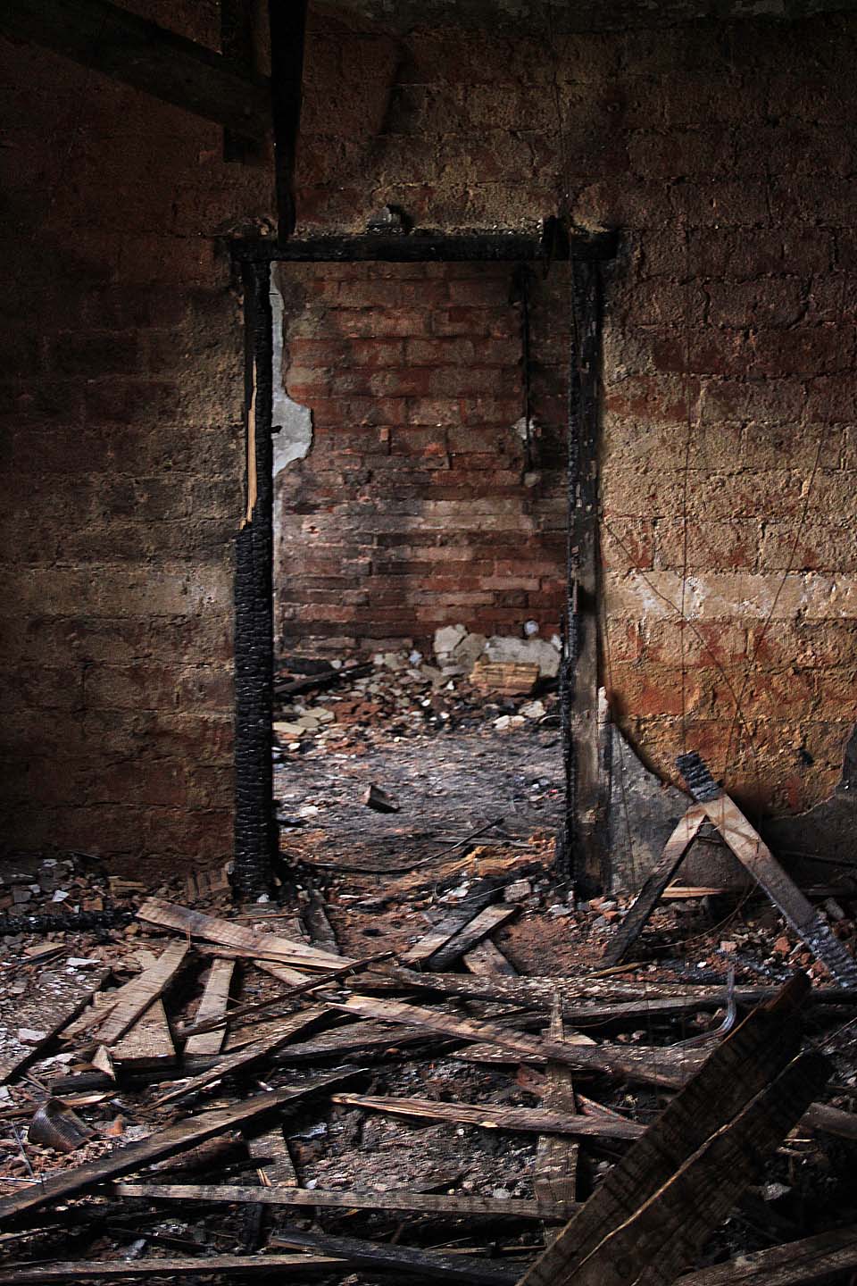 Stabilita dřevěných konstrukcí po požáru utrpěla a veškeré zbytky zajímavého vybavení vzaly za své. Vlastně už tu ani nebylo moc, co zkoumat.