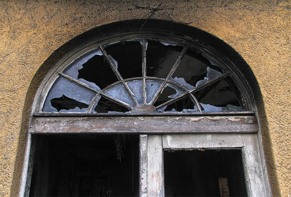 Romantická okna s loukotěmi mají k funkcionalizmu o rok starší Müllerovy vily o dvě vozové délky dál než k romantizmu <a href="/Tema/Wolfova vila Stárkov">Wolfovy vily</a> ze začátku 20. století.