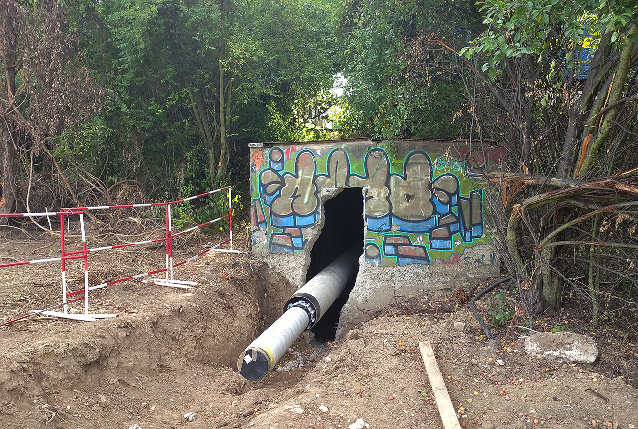 Na východní straně zasahuje technická šachta propustku téměř dva metry nad zem a poskytuje tak prostor zoufalým sprejerům. Na východní straně zasahuje technická šachta propustku téměř dva metry nad zem a poskytuje tak prostor zoufalým sprejerům.