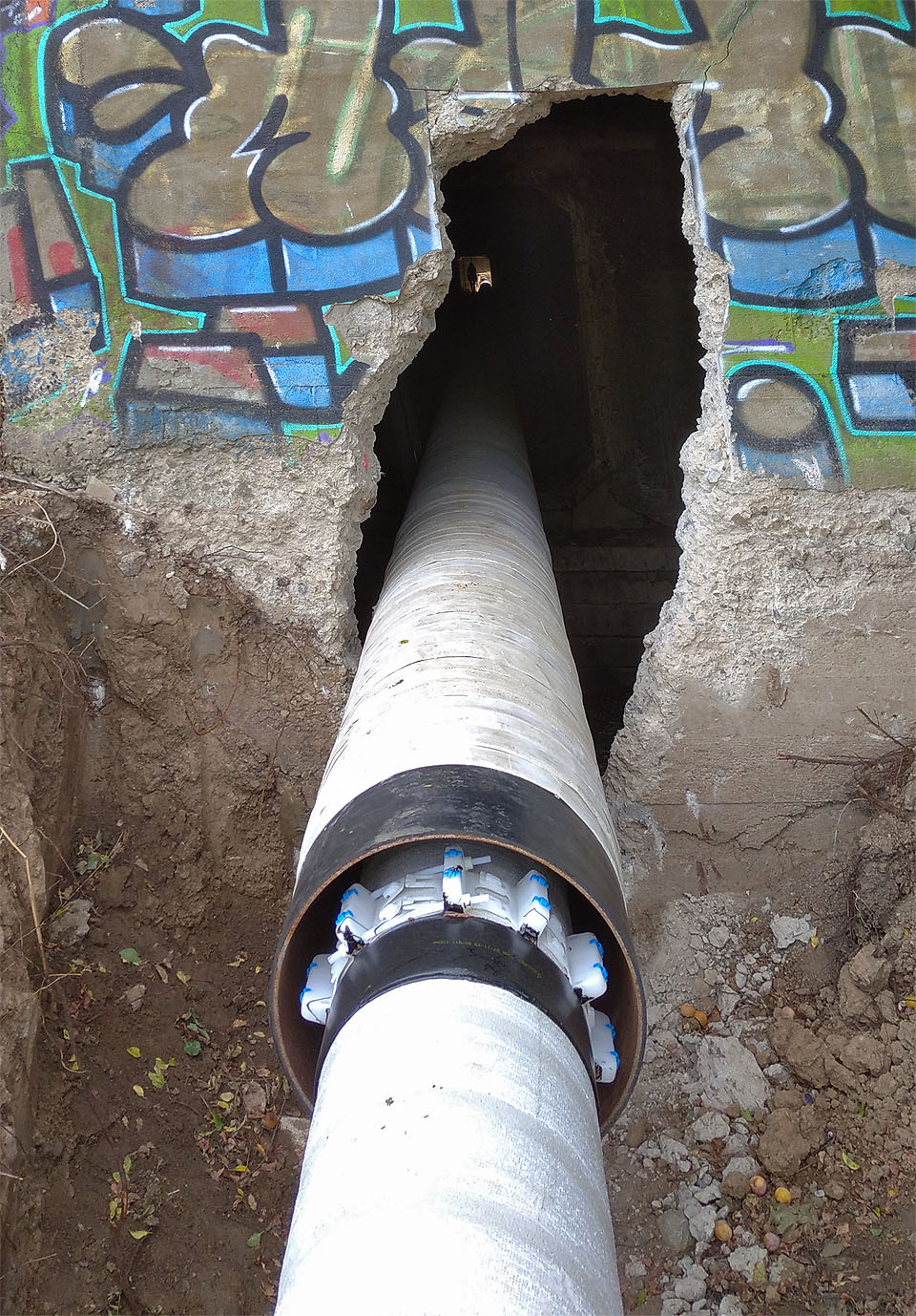 Chránička o větším průměru ukrývá rouru DN 300, tedy o průměru 30 cm, uloženou v distanční objímce TR s ložisky, která umožňují vzájemný podélný pohyb při zasouvání.