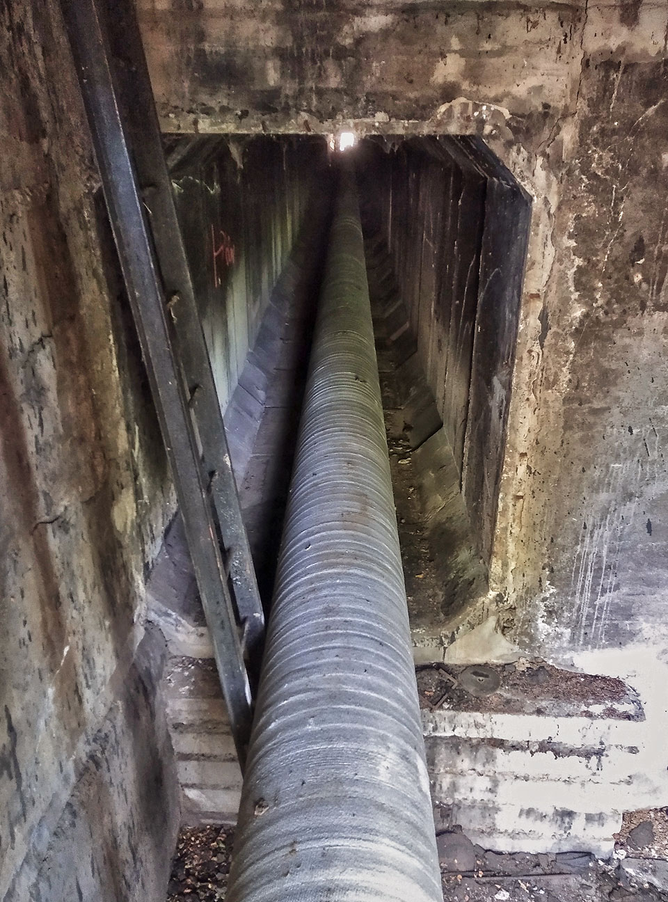 Pohled z východní do západní technické šachty pod celou šířkou čtyřkolejného kolejiště. Pohled z východní do západní technické šachty pod celou šířkou čtyřkolejného kolejiště.