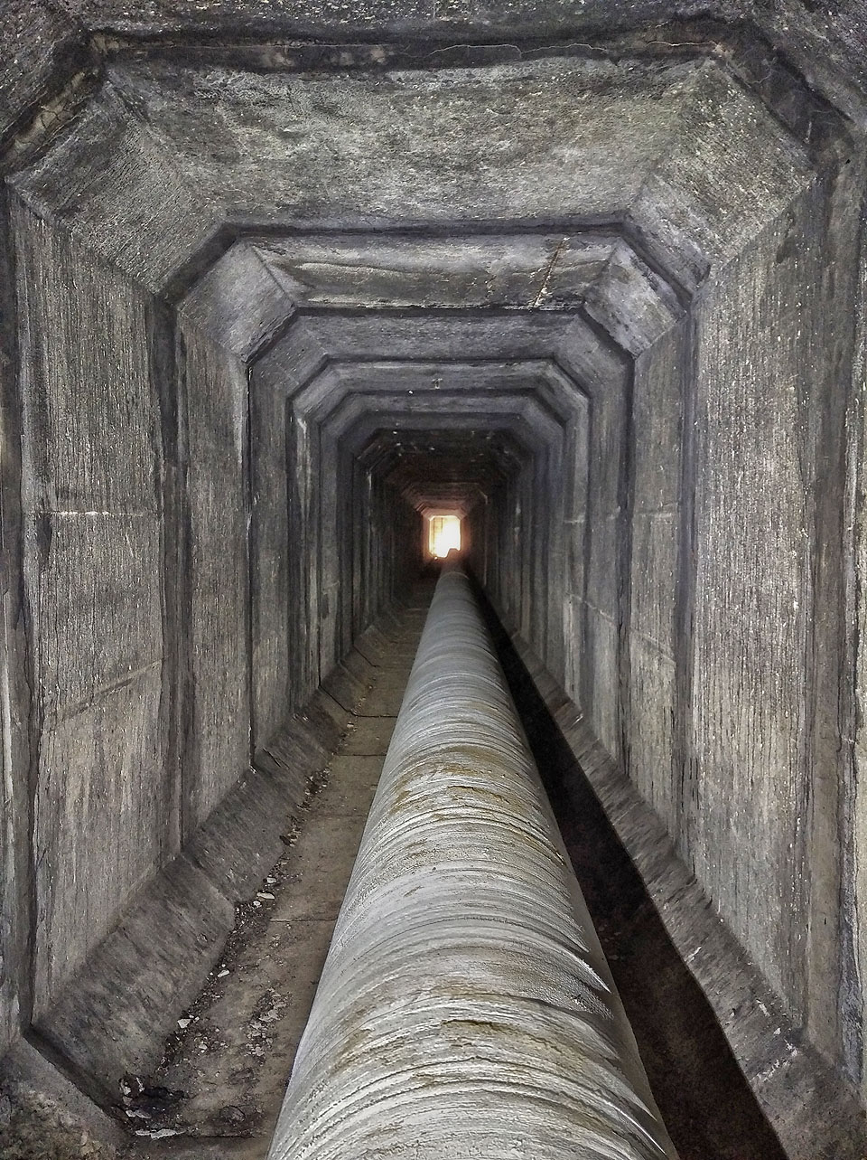 V době rekonstrukce je ve dne vidět po celé délce propustku díky nově vyraženým otvorům ve stěnách šachet. Jindy tu vládne takřka úplná tma. V době rekonstrukce je ve dne vidět po celé délce propustku díky nově vyraženým otvorům ve stěnách šachet. Jindy tu vládne takřka úplná tma.