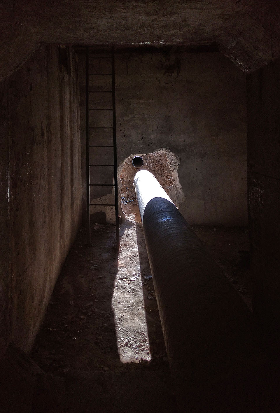 Rozdíl výšky podlahy a plynového potrubí je v západní šachtě menší. Chránička prochází mimo propustek, aby v případě porušení mediální roury zabránila nahromadění plynu pod železnicí. Rozdíl výšky podlahy a plynového potrubí je v západní šachtě menší. Chránička prochází mimo propustek, aby v případě porušení mediální roury zabránila nahromadění plynu pod železnicí.