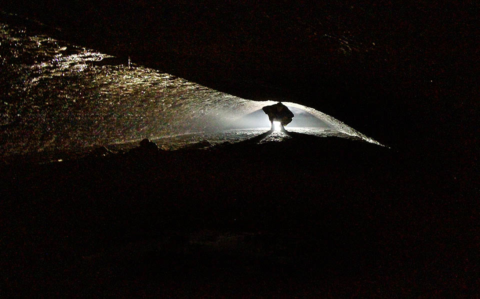 Nánosy v chodbě jsou neméně záhadné. Vrstva mazlavého bahna je prosycena olejem, snad z parních lokomotiv, navíc na většině míst vypadá, že měla kdysi rovnou hladinu. Místy zaplˇˇnuje chodbu téměř po strop, pak ale opět klesá - zhruba uprostřed kolejiště se navíc někdo pokoušel část nánosů odtěžit a tak se lze místy i postavit.