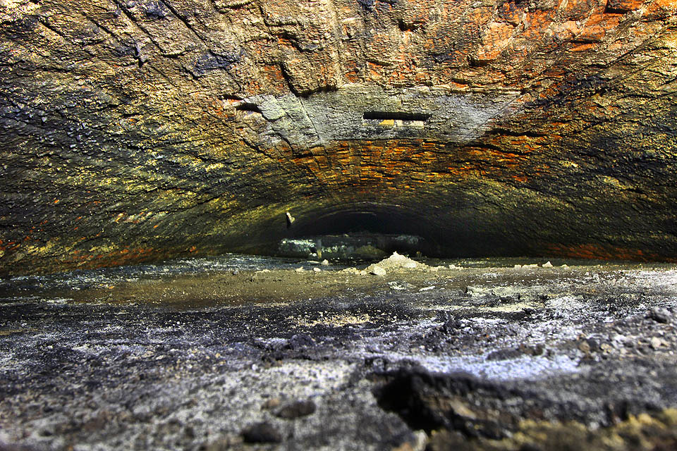 V nejzazším úseku je výška nezanesené části profilu jen asi 50 cm a průchod, o focení nemluvě, je prakticky nemožný. Úplně v dálce se rýsuje zával suti a dopadků, přes který by stejně nebylo možné proniknout dál.