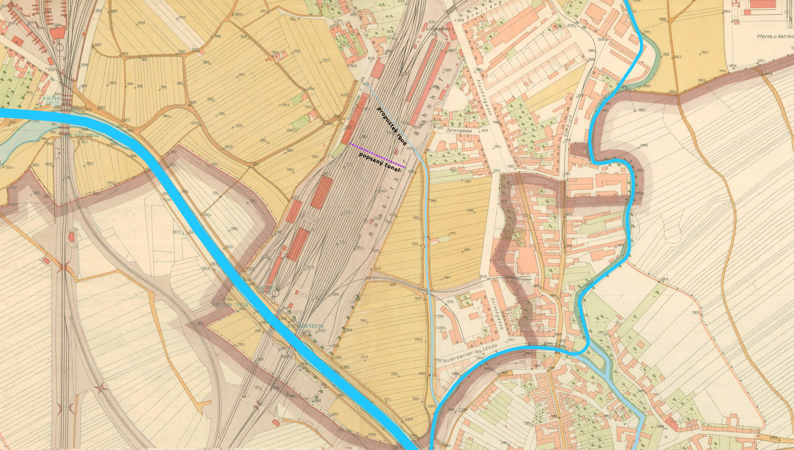 Modře jsou ve výřezu katastrální mapy z roku 1906 vyznačeny vodní toky (včetně severojižního potoka podél dnešní Hradlové ulice) a zaznačený propustek pod severní částí Rosického nádraží. Oproti předpokladu se po objevení vstupu jeví zde popisovaný propustek jako posunutý k jihu a kolmější ke kolejišti stanice - patrně je tedy podzemních chodeb pod nádražím více.