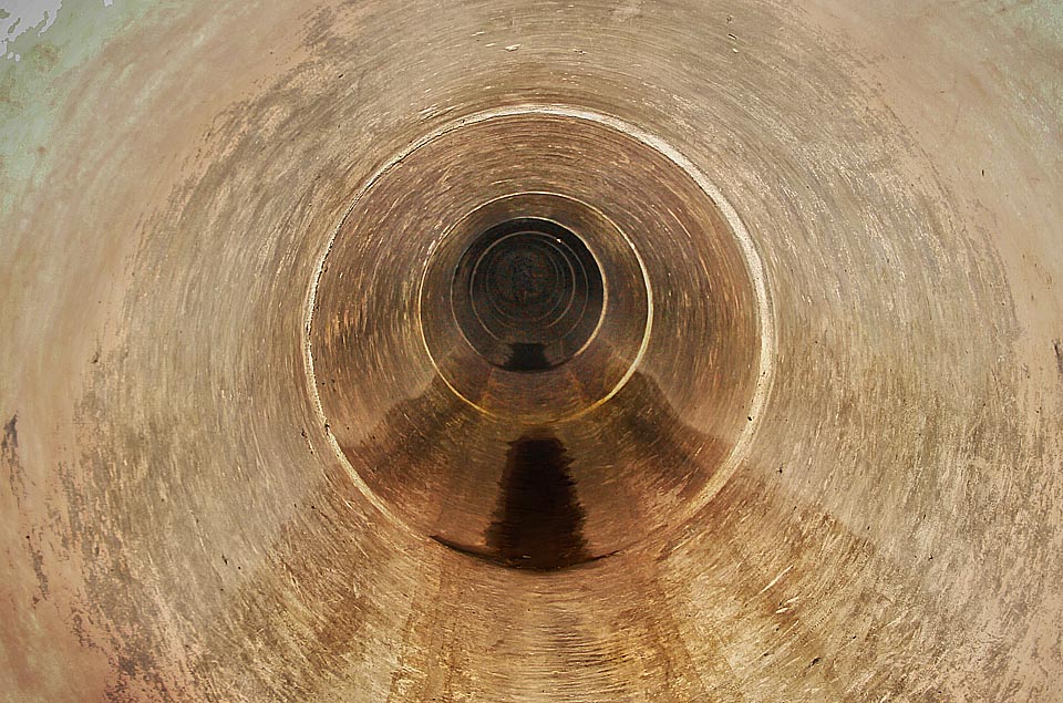 V rouře je čisto a skoro útulno. Malé loužičky dávají tušit, že voda tu přecejenom občas proudí. Ale co je to tam vzadu, že by nějaká podzemní víla? Něco se tam hýbe a vzdaluje, horem pádem pospícháme kupředu.