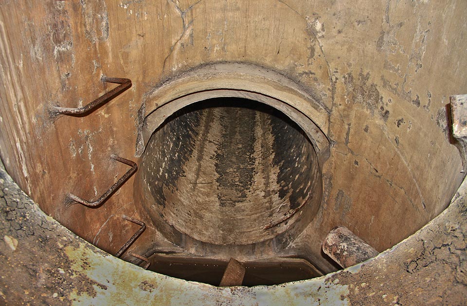 Drobná postava se jen prosmýkne a cupitá dál. Nás ale překážka v podobě zatopené komory (určitě je nekonečně hluboká) a strohého žebříku přecjenom chvíli zdrží.