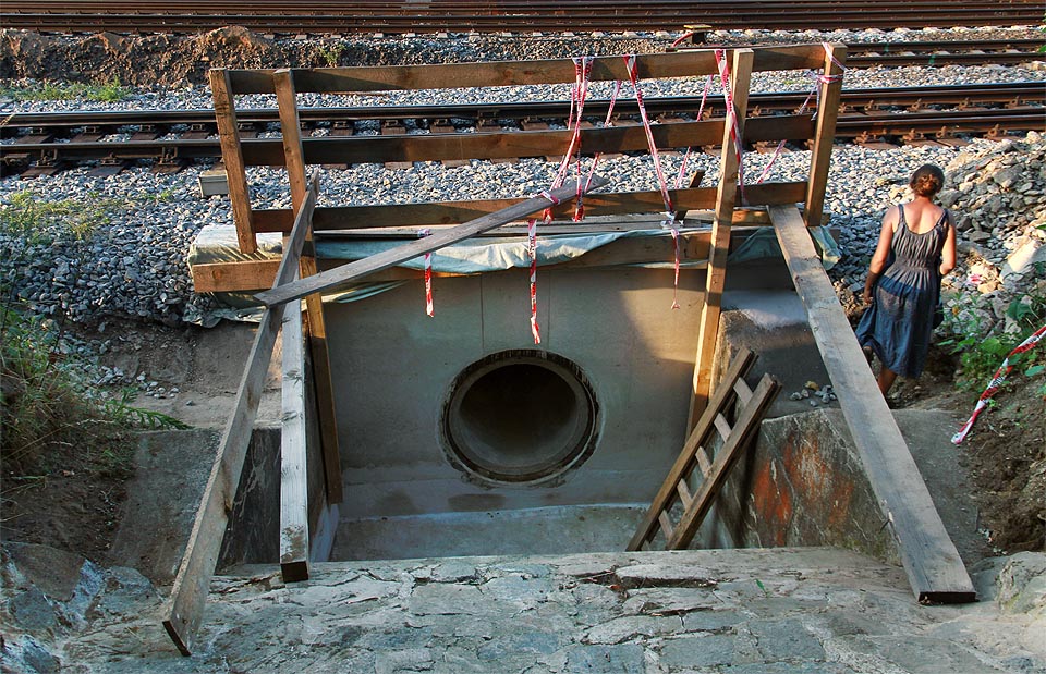 A je to. Nacházíme zadní vchod a ocitáme se v království za <a href=/Tema/Brno-Malom%C4%9B%C5%99ice%20%28%C5%BEst%29>nádražím</a>. A pohádková podzemní víla je tu taky!