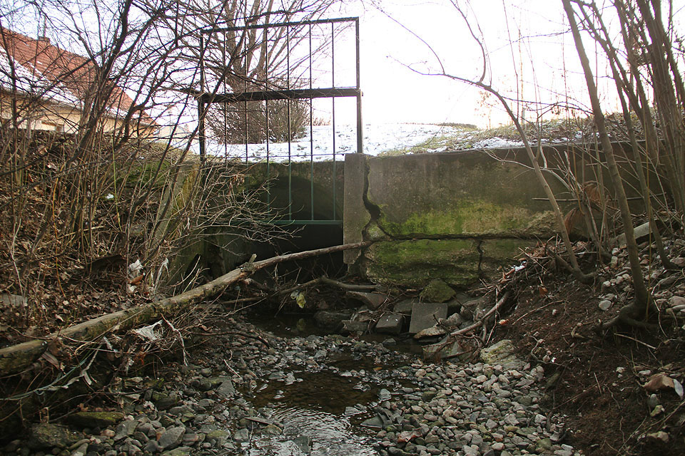 Tak vypadá horní portál tunelu za křižovatkou ulic Jahodové a Pastevní v zimě. Jakmile přijde jaro, keře se obalí listím a portál tunelu dokonale skyrjí.