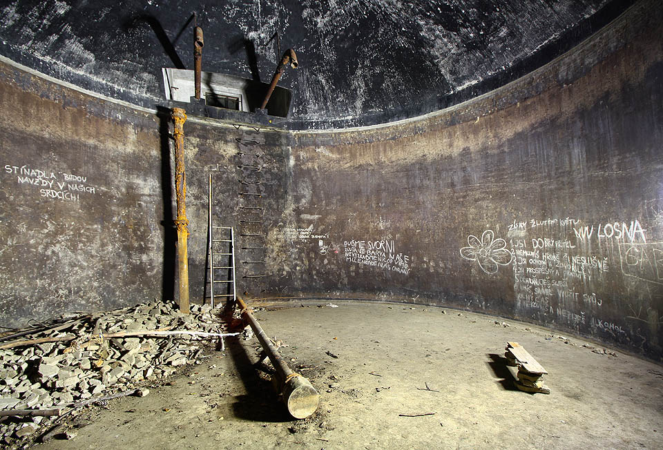 Podzemní svatyně dávala tajným poradám vontského hnutí neopakovatelnou atmosféru. Zvlášť, když kavernu osvětlovaly lampióny se svíčkami zavěšené pod stropem.