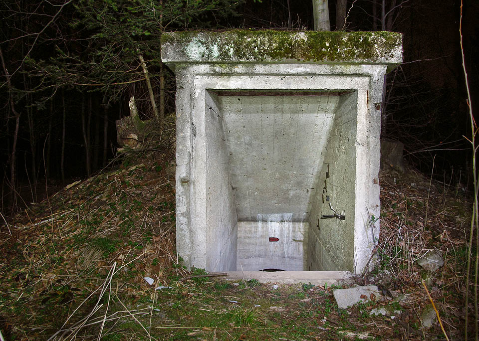 Jeden ze dvou otevřených vstupů do krytu na Muně.