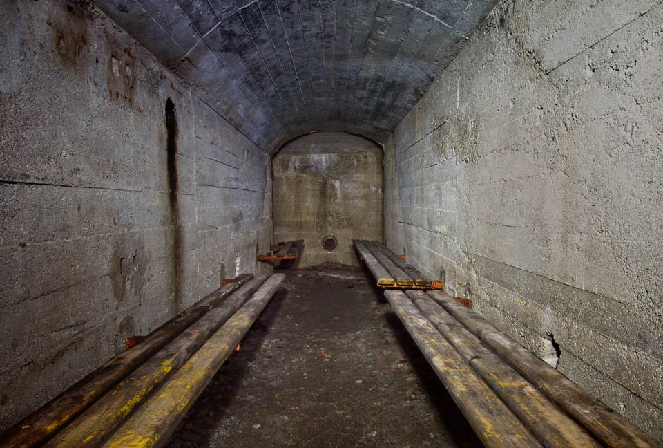 Typický profil chodby včetně zalomení do pravého úhlu na konci.