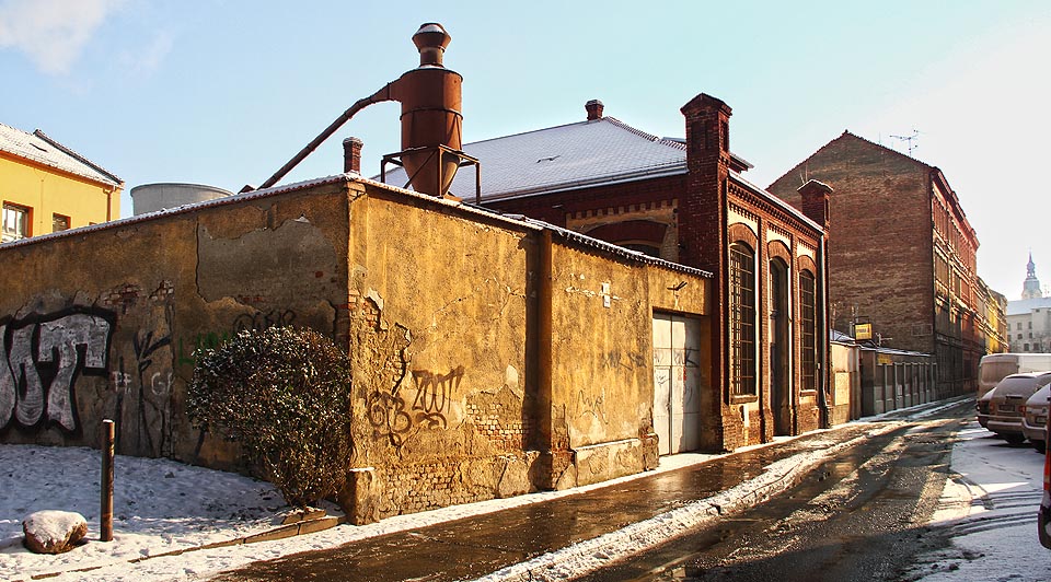 Pohled na budovu elektrárny společně s technickým zázemím truhlářských dílen Národního divadla Brno v čísle 5. Stavba stále slouží potřebám divadla - v současnosti jako truhlářská dílna a sklad.