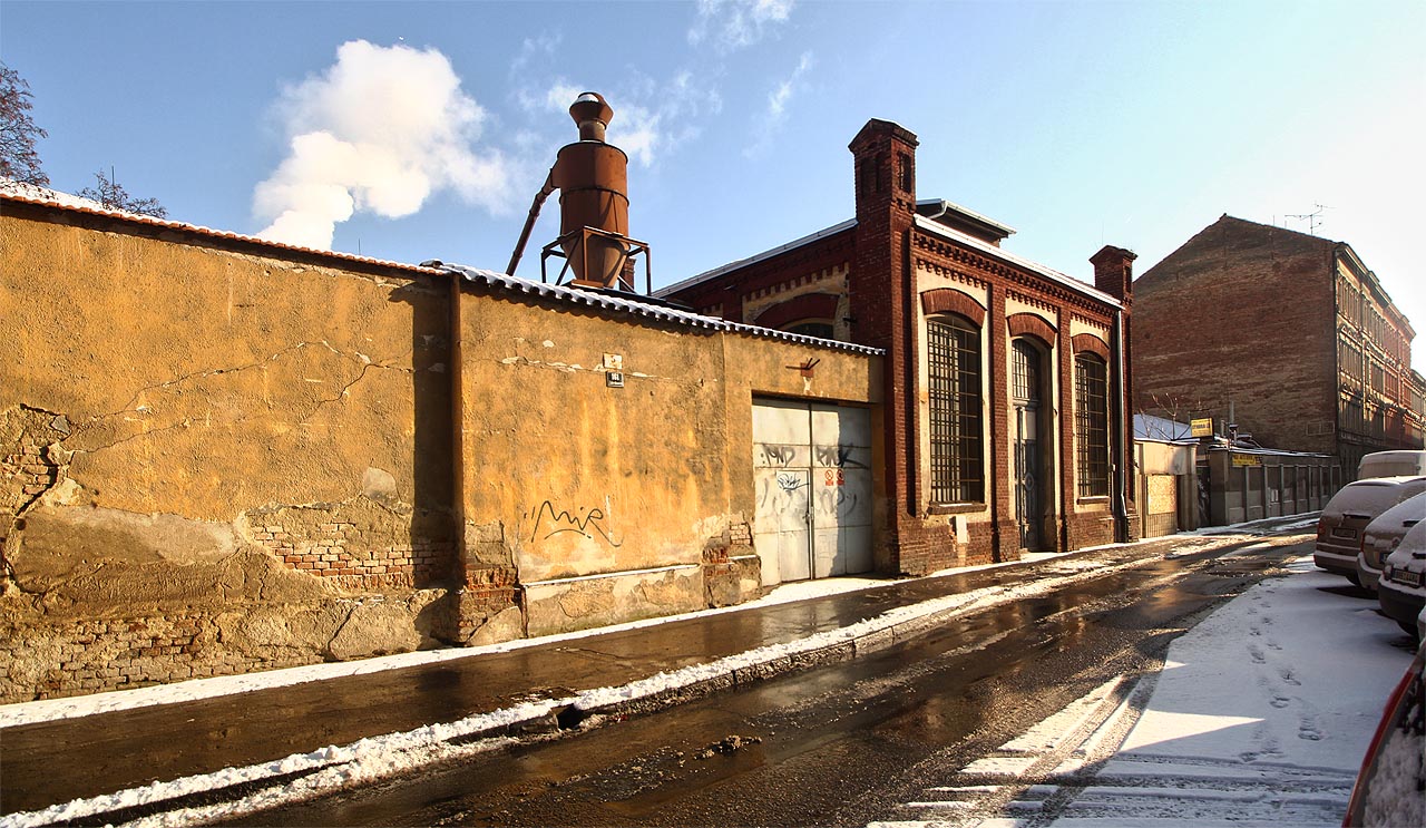 Tehdejší Offermannova, dnes Vlhká ulice, v roce 1882 teprve vznikala v zadních traktech domů na Kolišti, za říčkou Ponávkou, která tudy po staletí protékala (v roce 1899 byla zakanalizována do tunelu a v roce 1993 definitivně odkloněna do Cacovic).
