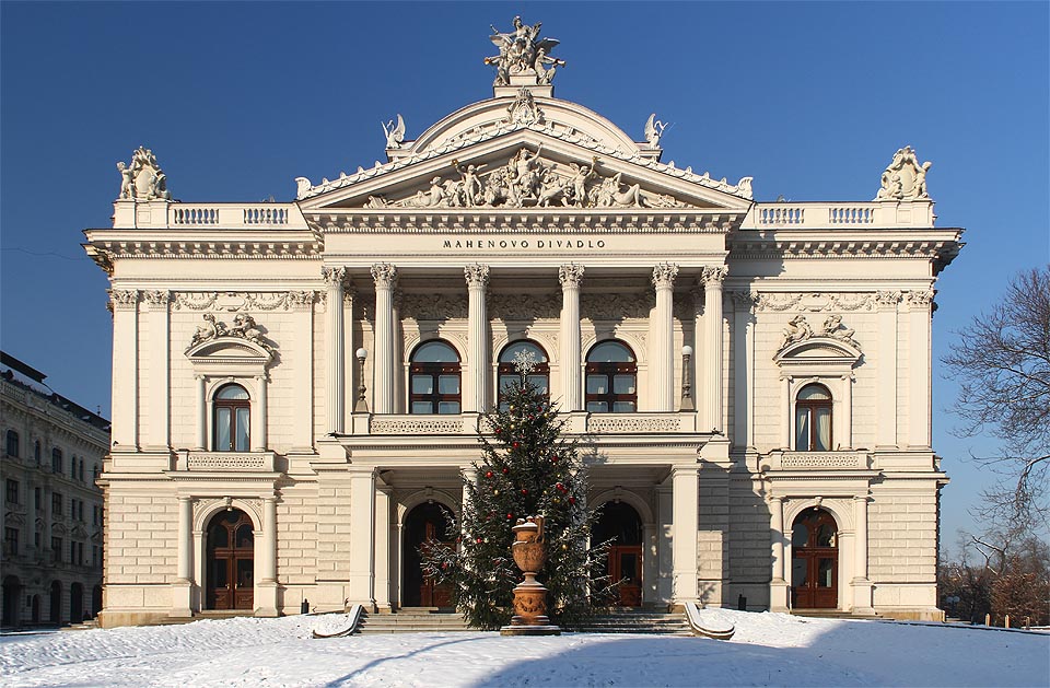 Německé městské divadlo v Brně (dnes staré neboli Mahenovo divadlo jako součást Národního divadla v Brně) vystavěné v letech 1881 až 1882 podle návrhu architektů Fellnera a Helmera (architekti divadel mj. ve Lvově, Liberci, Oděse, Szegédu, Budapešti, Iaşi, Salcburku, Vídni, Mladé Boleslavi, Praze, Černovicích, Salzburgu, Štýrském Hradci, Rijece, Curychu či Bratislavě) bylo jednou z prvních budov na světě osvětlených žárovkami.