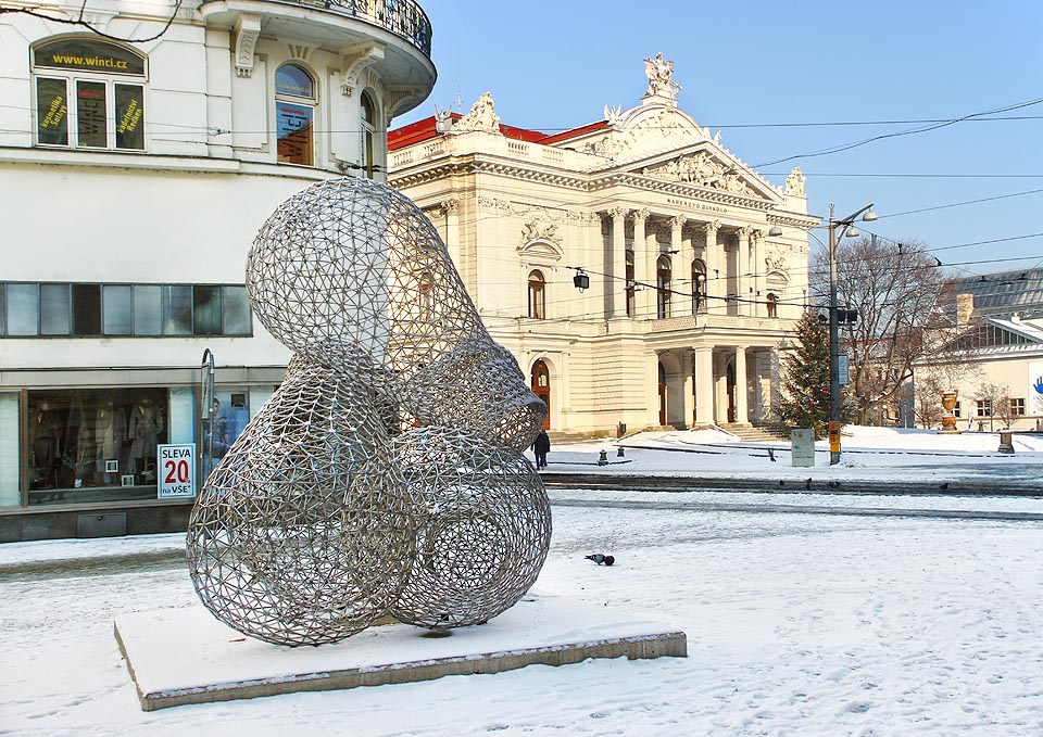 Průkopnickou éru, jakož i Edisonův projekt osvětlení divadla žárovkami připomíná na Malinovského náměstí před divadlem od roku 2010 socha brněnského autora Tomáše Medka. Žárovky denně obdivují tisíce lidí, na elektrárnu, která jim dodávala potřebný proud, skrytou o pár desítek metrů dál v tenatách Druhého Brna, si však dnes už nikdo nevzpomene…