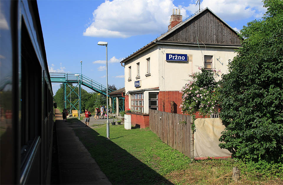 Výpravní budova železniční stanice Pržno v roce 2016.