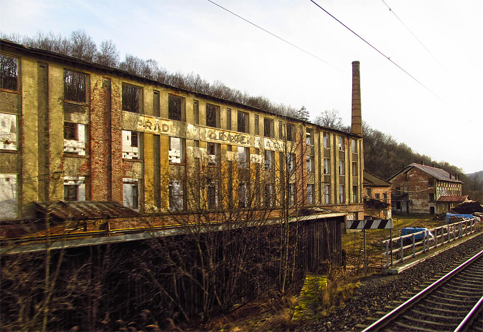 Pohled na hlavní výrobní budovu po započetí demolice od severu.