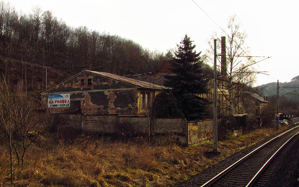 Přádelna byla několik let na prodej. Demolice ji shodou okolností čekala přibližně ve stejnou dobu jako její větší sestru <a href=Tema/Vitka>Vitku</a>.