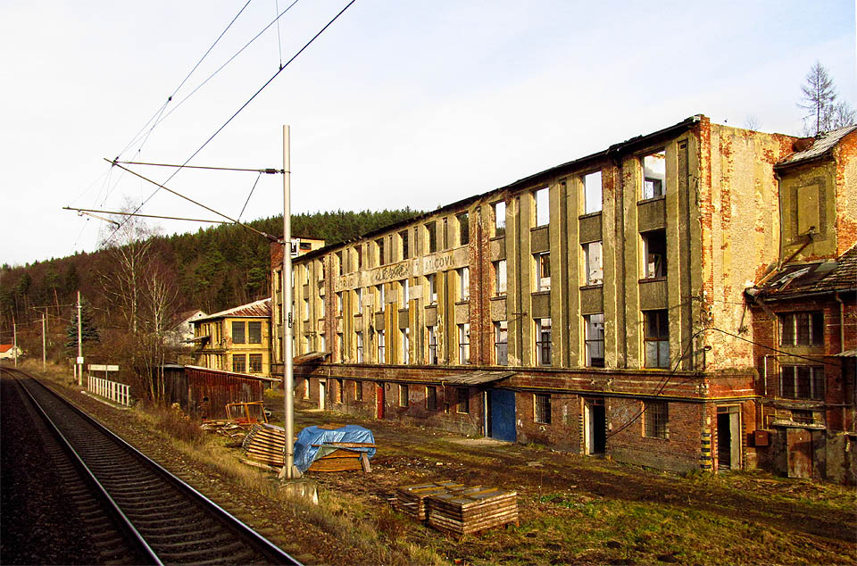 Očesaná fasáda směrem k železniční trati a řece. Tady končilo za 2. světové války Československo.