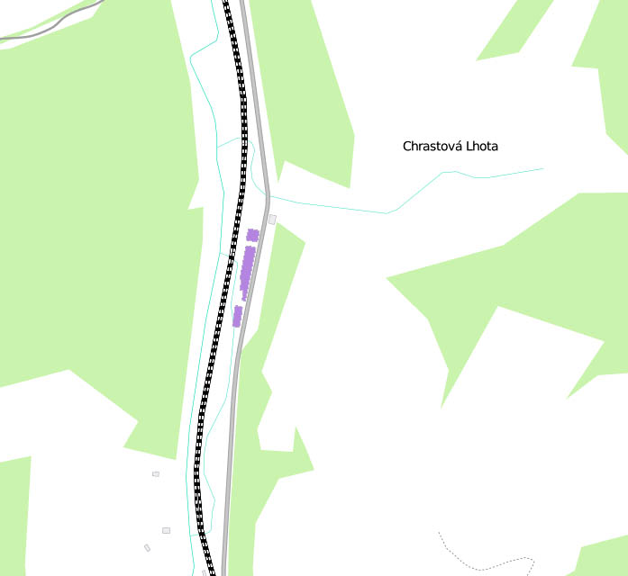 Ráčkova přádelna v těsném prostoru mezi železnicí a řekou pod odbočkou do Chrastové Lhoty.